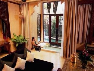 Zimmer zum Pool im Sawasdee Village Phuket