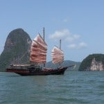 June Bahtra navigue dans la baie de Phang Nga, Thaïlande