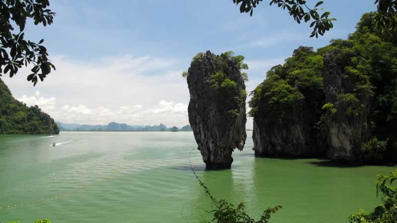 James Bond Insel mit dem Schnellboot