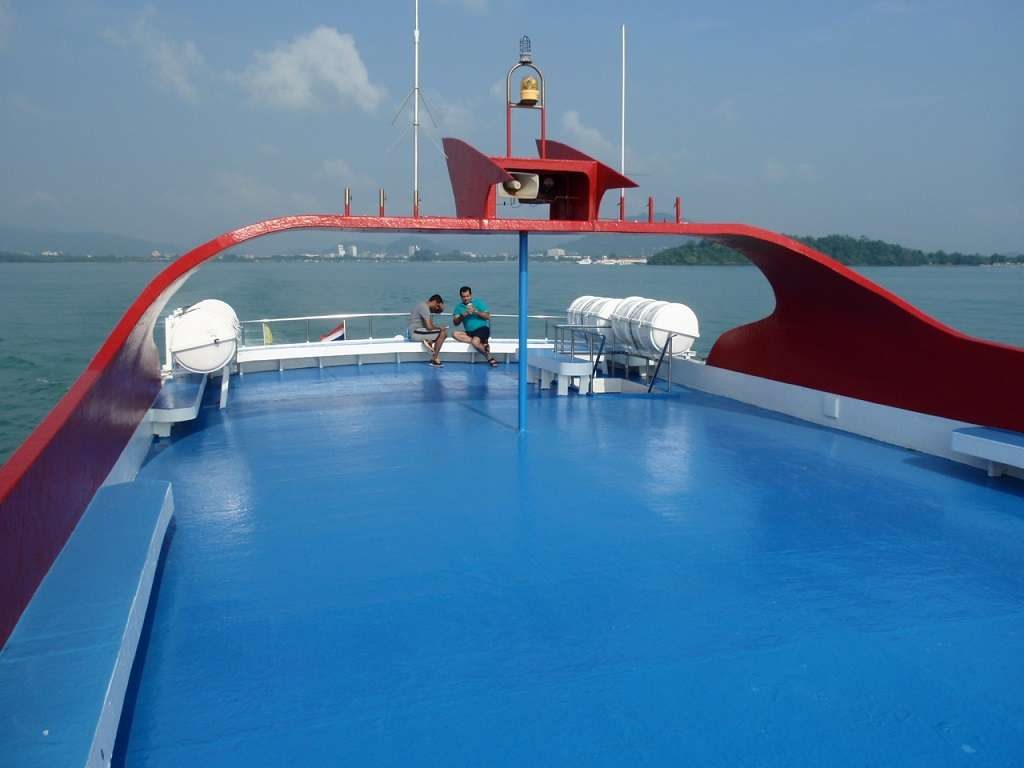 Großes Sonnendeck in der Prtemium Class nach Phi Phi Island